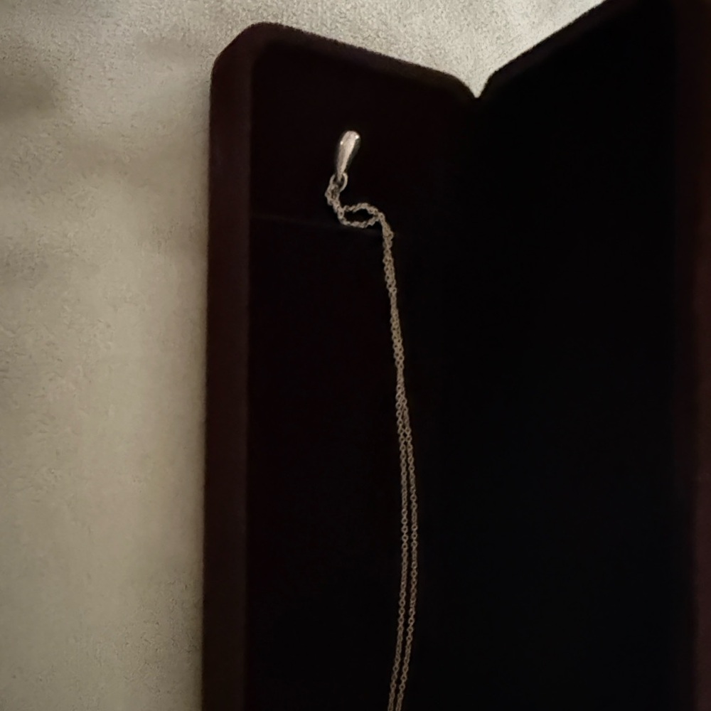 Elsa Peretti®
Teardrop Pendant - Picture 2 of 9